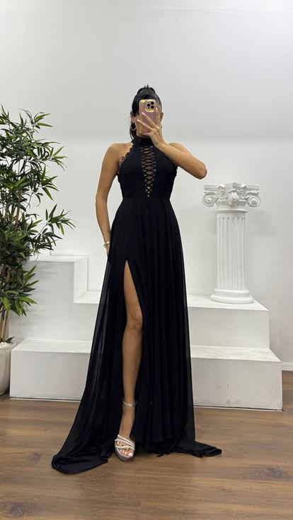 Abito da sera con scollo all'americana in pizzo nero e design speciale